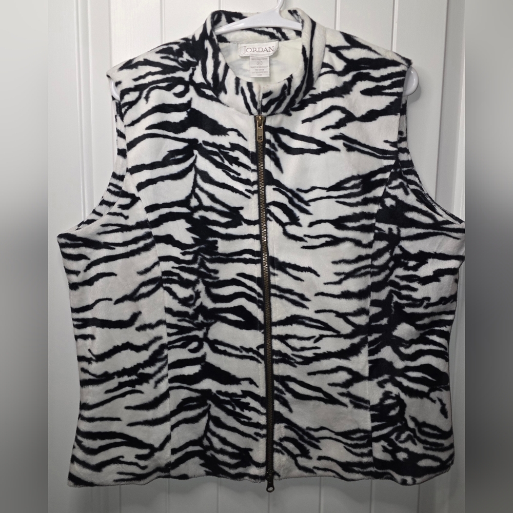 Jordan Black and White Animal Print Full Zip Up Vest XL ♥️